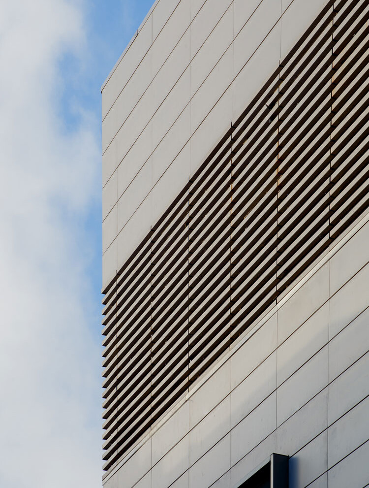 fachada ventilada cerámica en edificio con diseño sostenible y celosías cerámicas