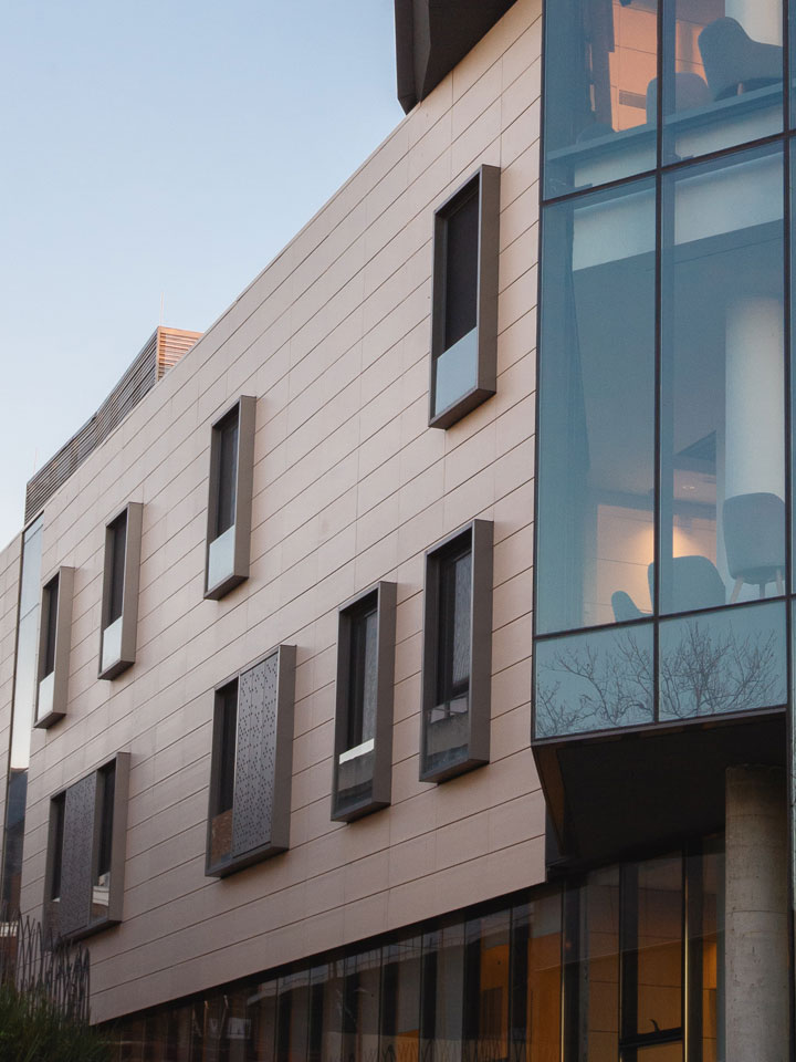 fachada ventilada cerámica en acabado natural de favemanc en edificio con diseño basado en una arquitectura sostenible